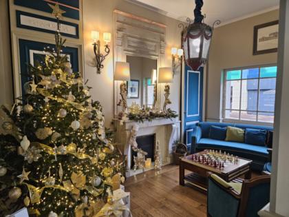 Couple Baiser en Fête avec étincelles